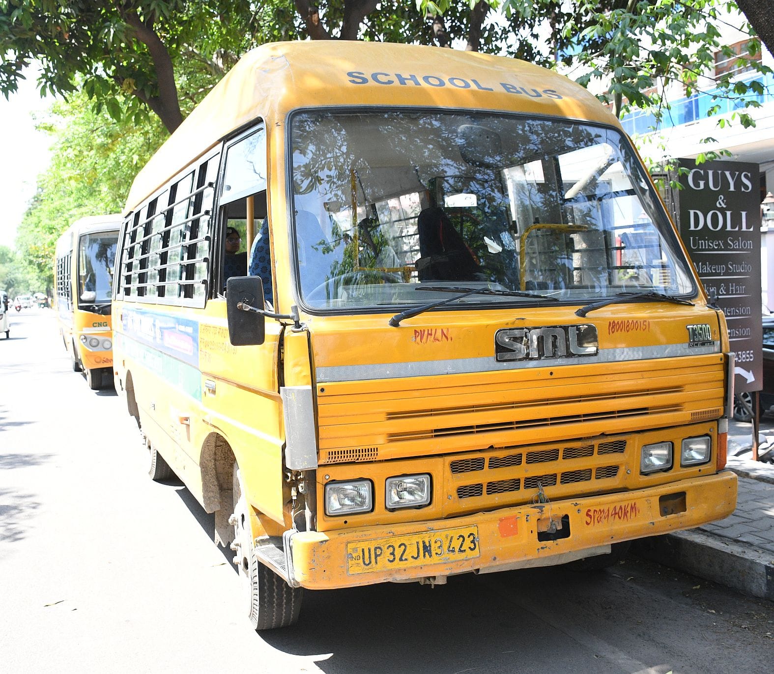 तमाम अव्यवस्था के साथ चल रहे हैं स्कूली वाहन। 