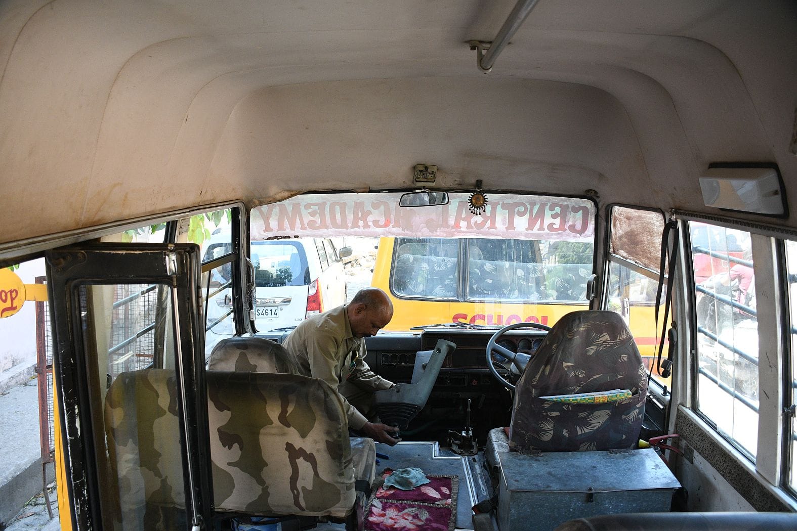 तमाम अव्यवस्था के साथ चल रहे हैं स्कूली वाहन। 