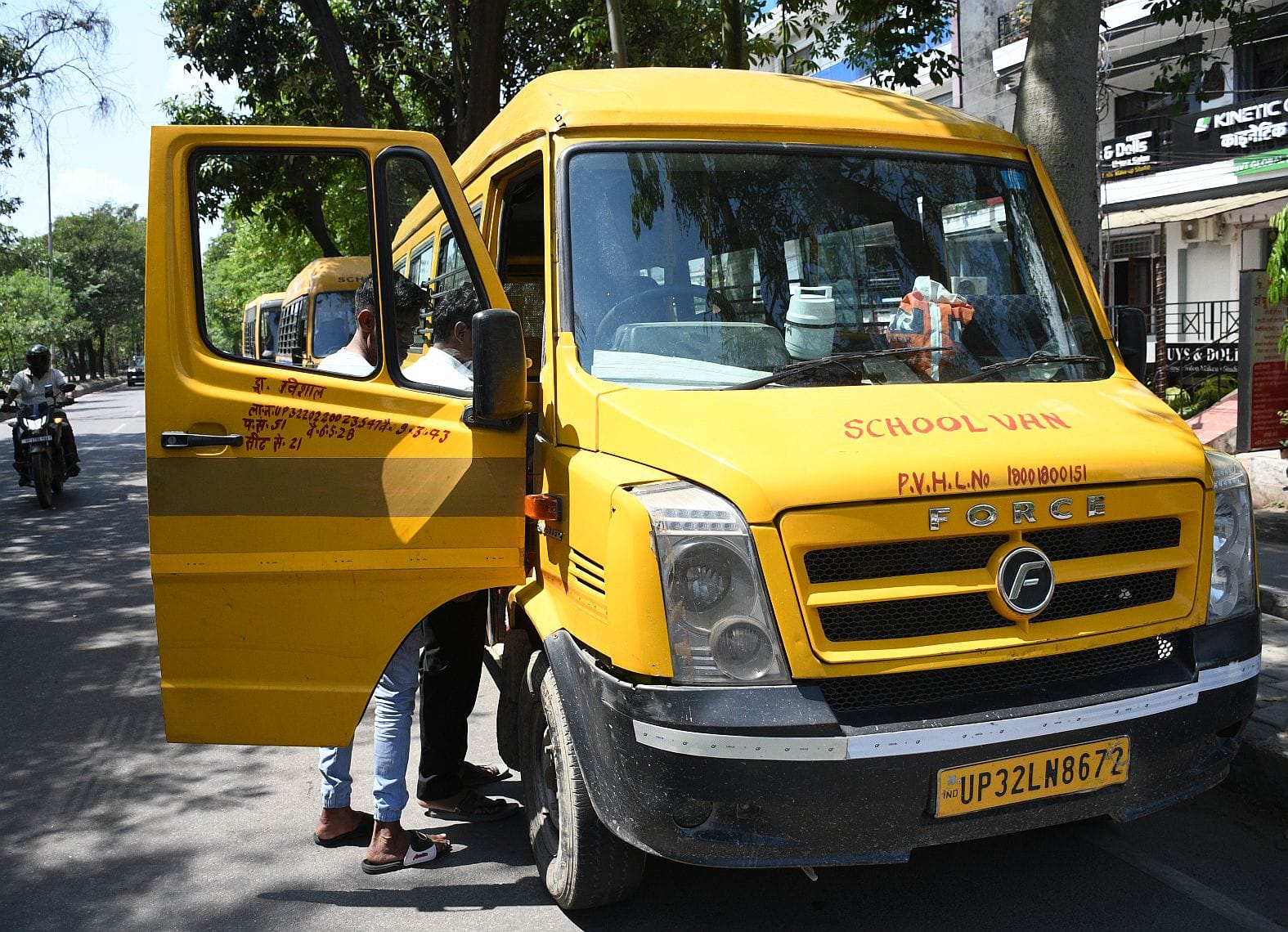तमाम अव्यवस्था के साथ चल रहे हैं स्कूली वाहन। 