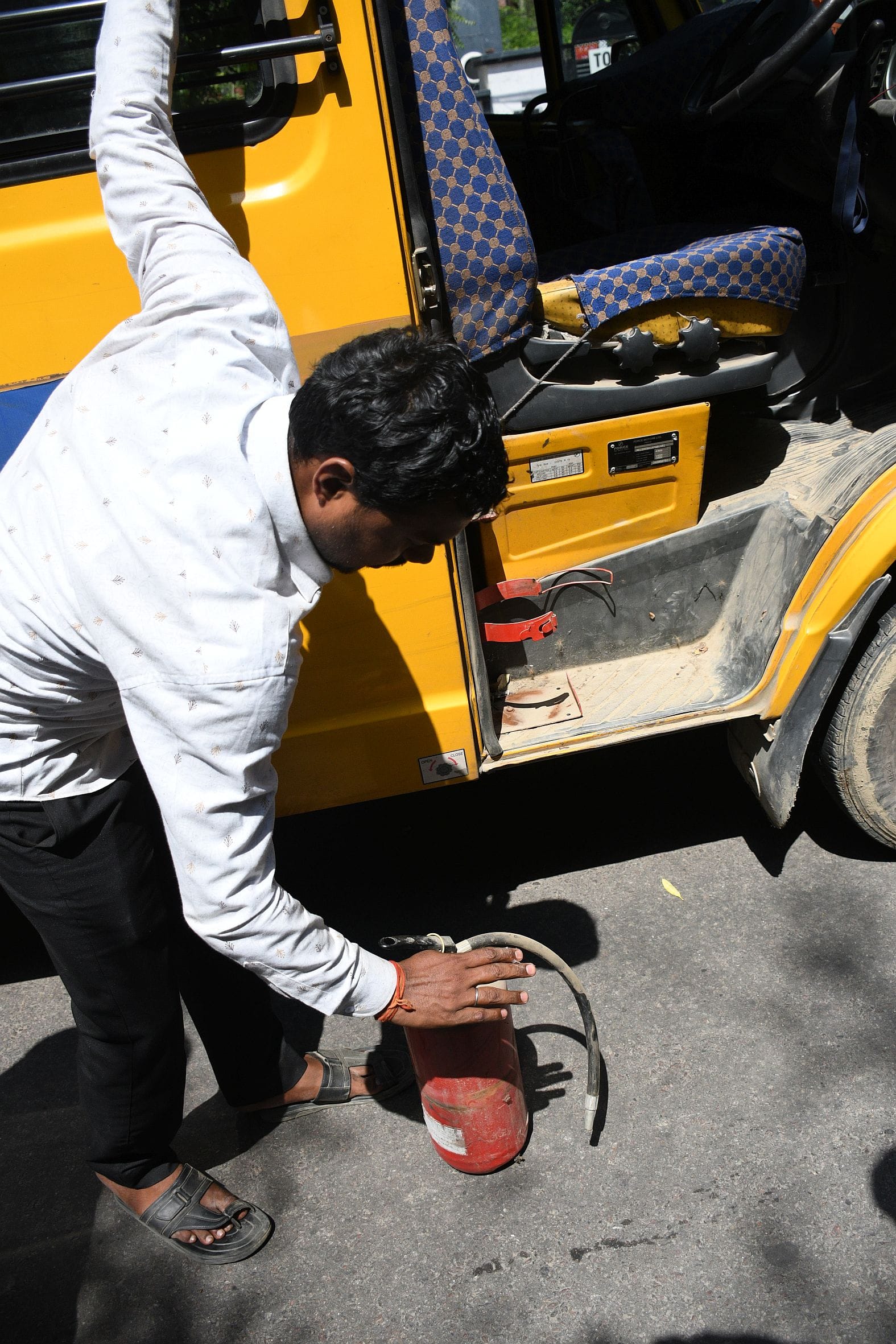 तमाम अव्यवस्था के साथ चल रहे हैं स्कूली वाहन। 