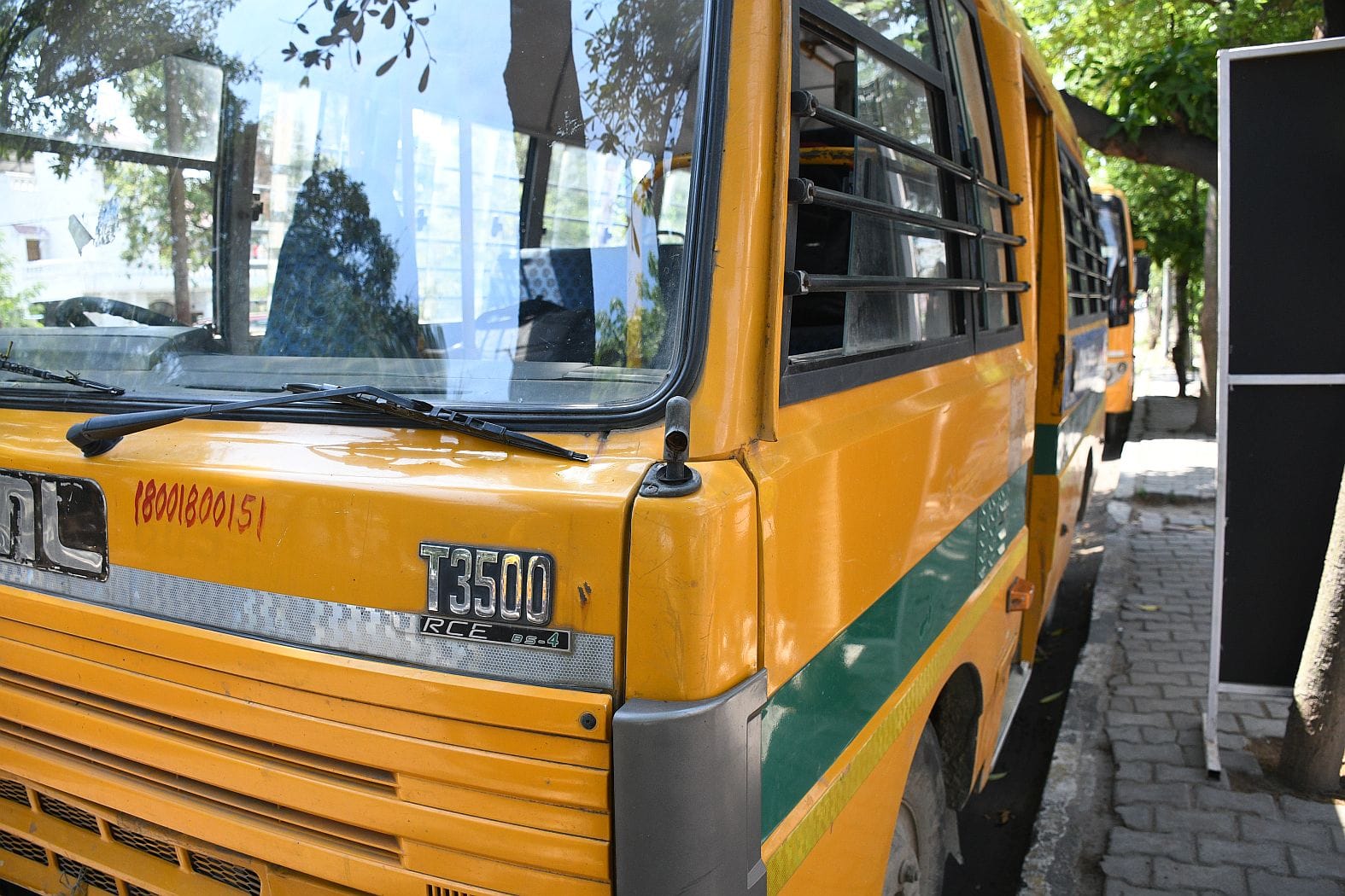 तमाम अव्यवस्था के साथ चल रहे हैं स्कूली वाहन। 