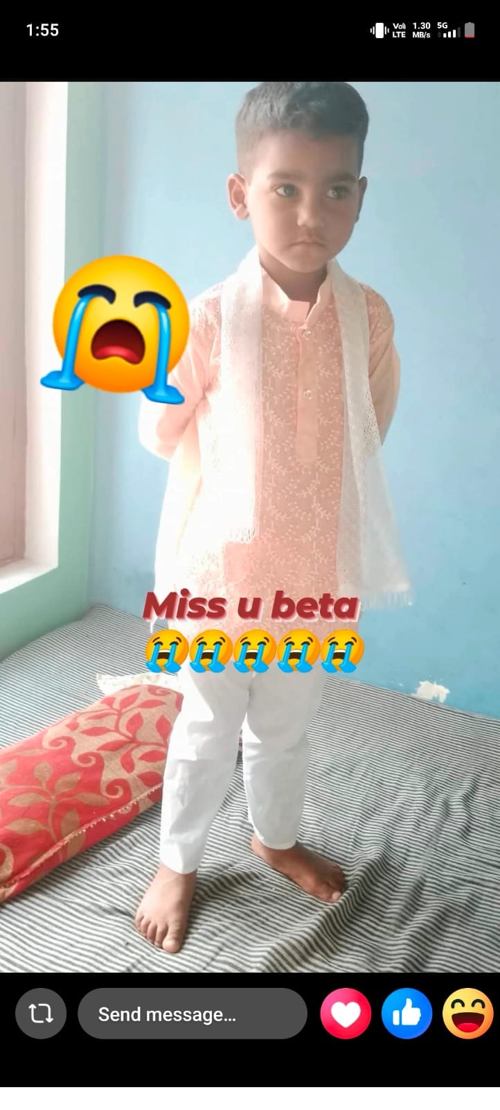 ट्रैक्टर के साथ लगा ब्लास्ट आटा चक्की और पास में मौजूद लोग। संवाद ट्रैक्टर के साथ लगा ब्लास्ट आटा चक्की और पास में मौजूद लोग। संवाद