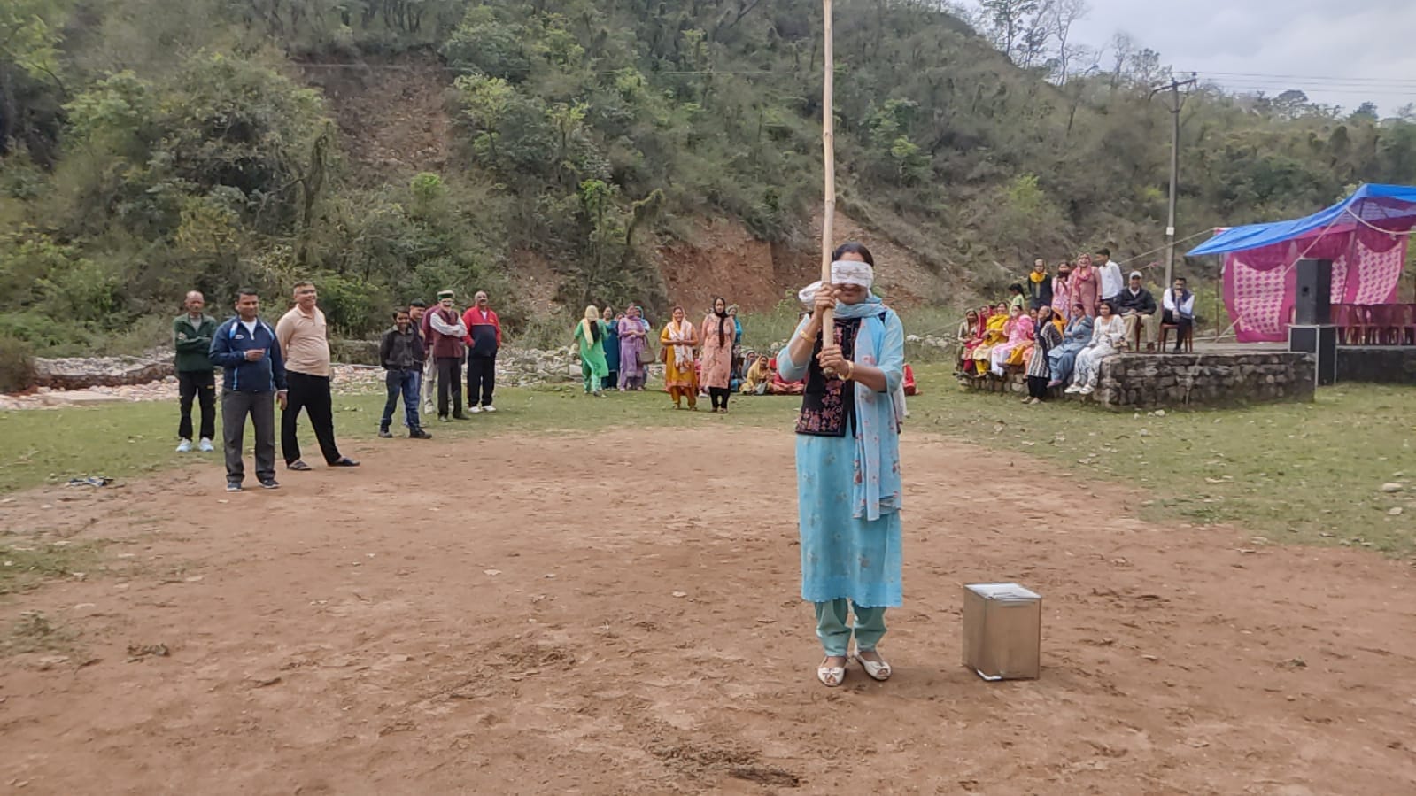 दबाटा मेले में दांव लगाते पहलवान। संवाद