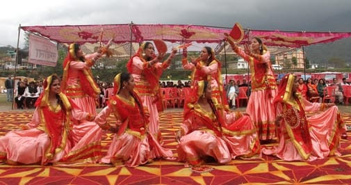 धर्मशाला के पुलिस मैदान में जिला स्तरीय रैडक्रास मेले में डांस की प्रस्तुति देते हुए डाईट की छा