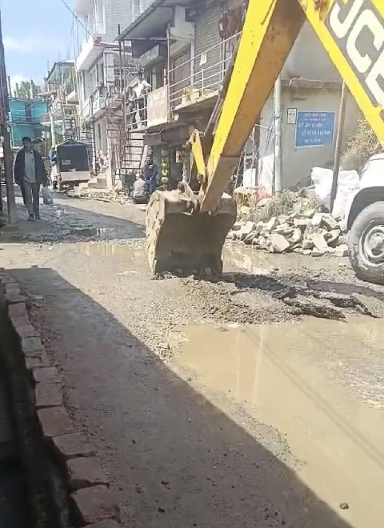 उप तहसील मुख्यालय नित्थर के बाजार में सड़क सुधार कार्य करता लोक निर्माण विभाग। संवाद