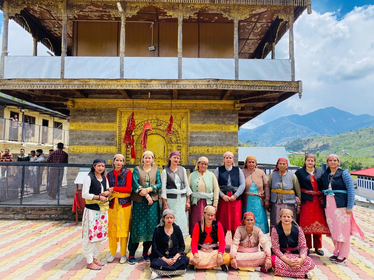 उपमंडल रोहड़ू के अंतर्गत जागा बलसा देवकन्या माता मंदिर के लिए घर की जाइयों ने भेंट किए एक लाख र