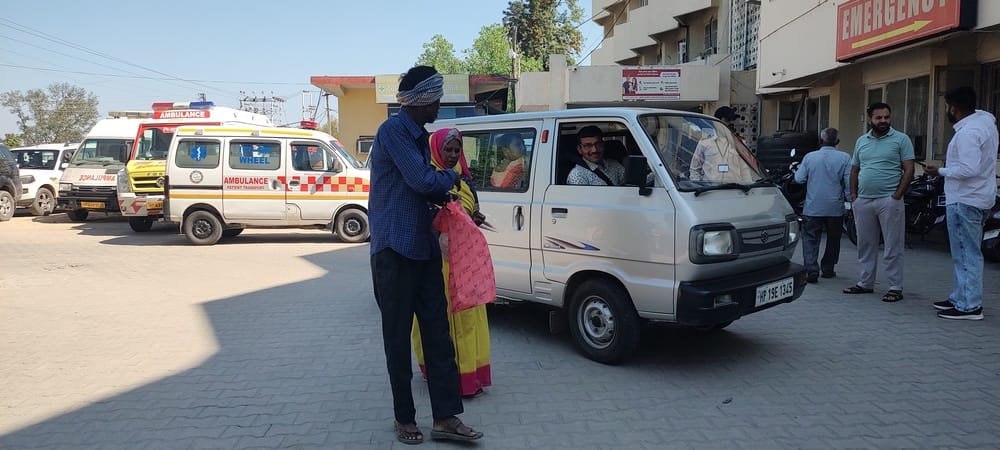ऊना अस्पताल में खड़े हुए रोगी वाहन।संवाद ऊना अस्पताल में खड़े हुए रोगी वाहन।संवाद