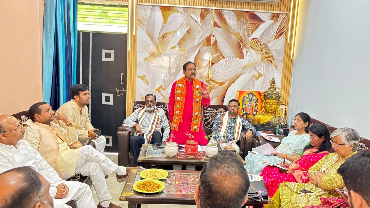 आगामी कार्यक्रमों को लेकर भाजपा की बैठकों में बोलते महानगर अध्यक्ष विवेक रस्तोगी। स्रोत : संगठन
