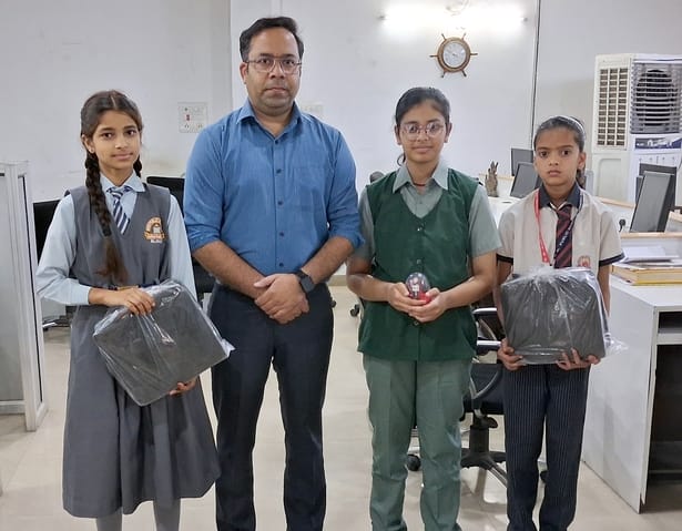 अमर उजाला के कार्यक्रम मां तुझे प्रणाम के तहत आर्ट प्रतियोगिता के विजेताओं को सम्मानित करते अति अमर उजाला के कार्यक्रम मां तुझे प्रणाम के तहत आर्ट प्रतियोगिता के विजेताओं को सम्मानित करते अति