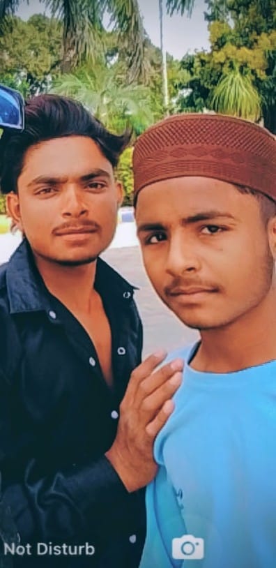 अरबाज व तौहिद के घर के रोते बिलखते परिजन। संवाद
