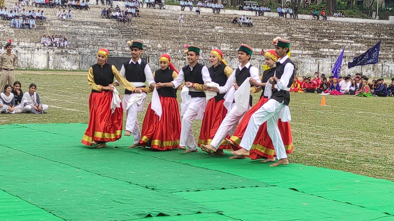 बड़ू में आयोजित 27वीं राज्य स्तरीय एथलेटिक्स एवं सांस्कृतिक प्रतियोगिता में दौड़ लगाते प्रतिभागी