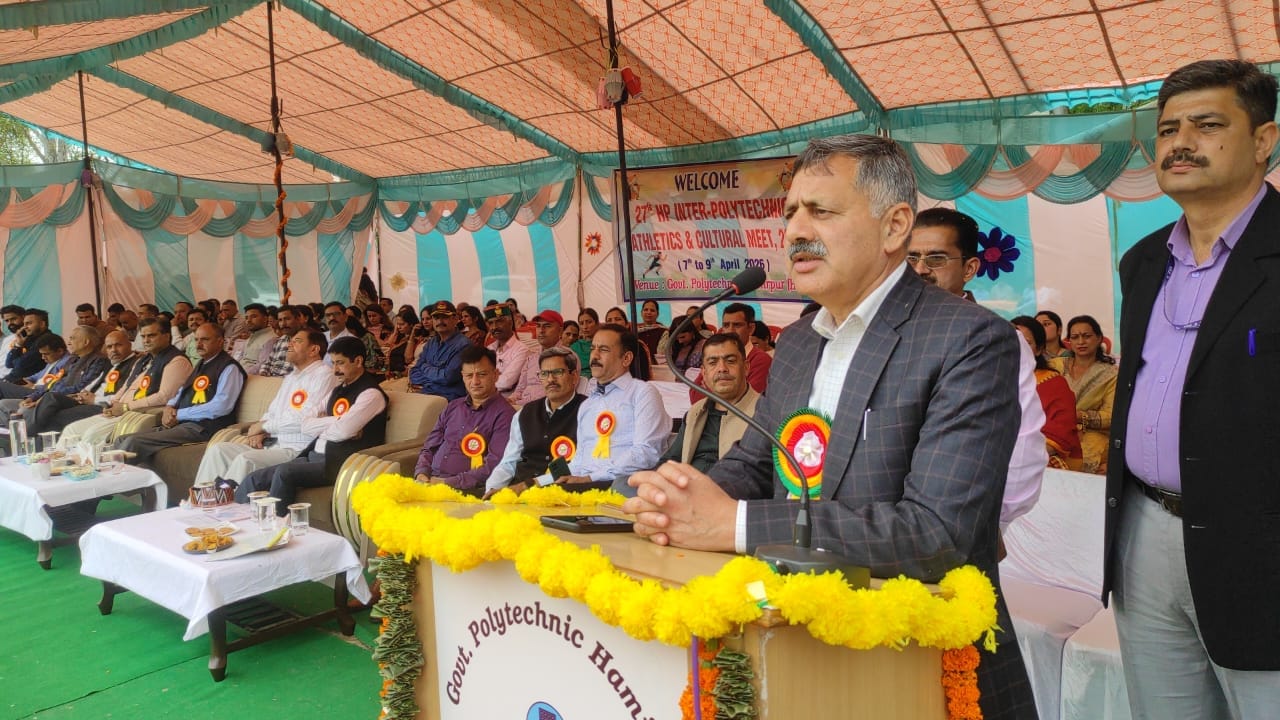 बड़ू में आयोजित 27वीं राज्य स्तरीय एथलेटिक्स एवं सांस्कृतिक प्रतियोगिता में दौड़ लगाते प्रतिभागी