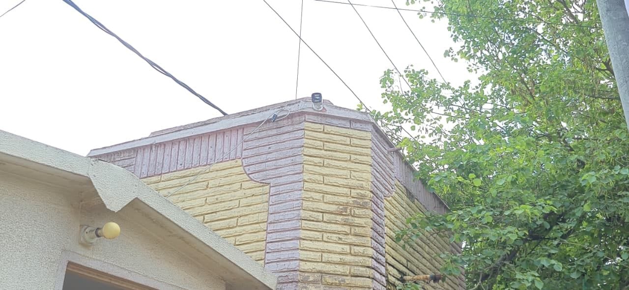 भिवानी की अनाज मंडी में किसान के ट्रेक्टर का फसल के साथ फोटो लेता कर्मचारी ।