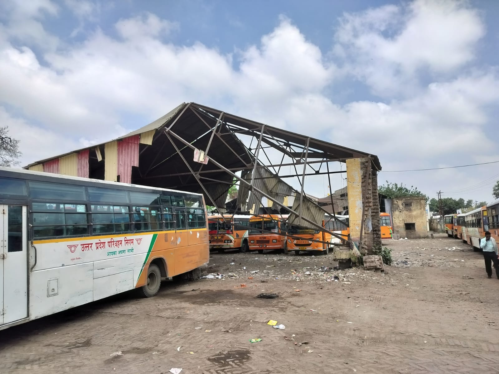 बस स्टेशन निर्माण की मंजूरी मिलने पर प्रदेश के परिवहन मंत्री दयाशंकर सिंह का स्वागत करते सदर वि