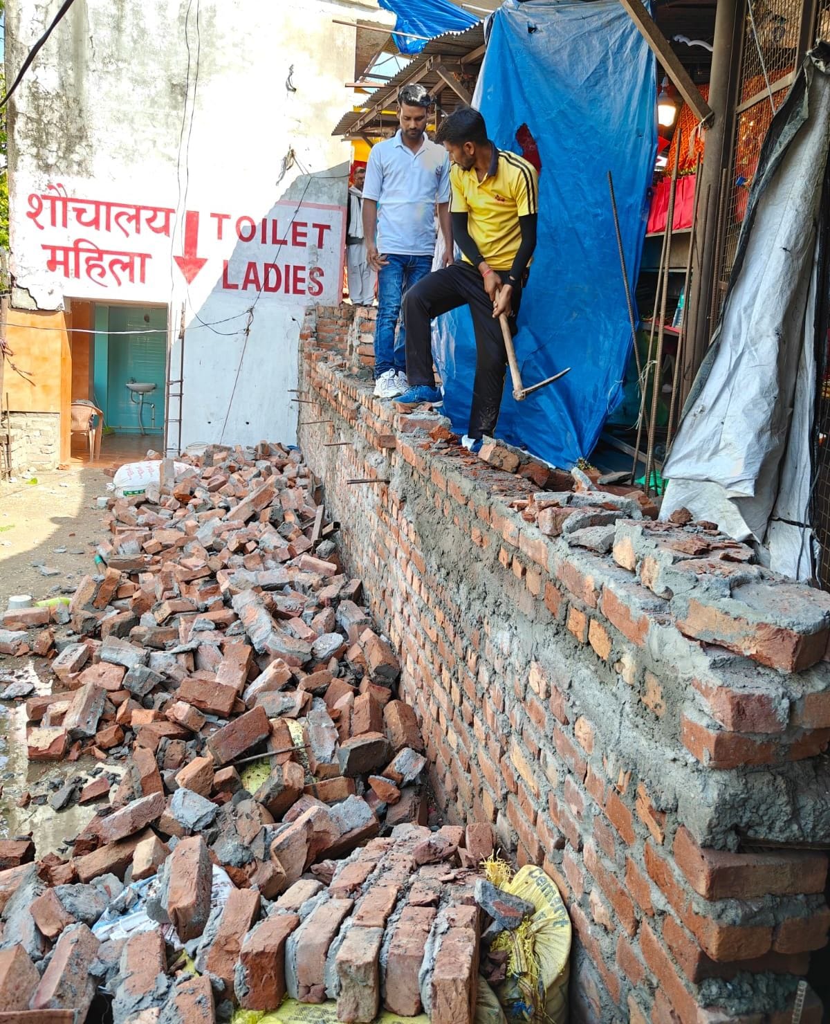 चंडी देवी मंदिर परिसर के बाहर  ध्वस्त किया गया अतिक्रमण । संवाद