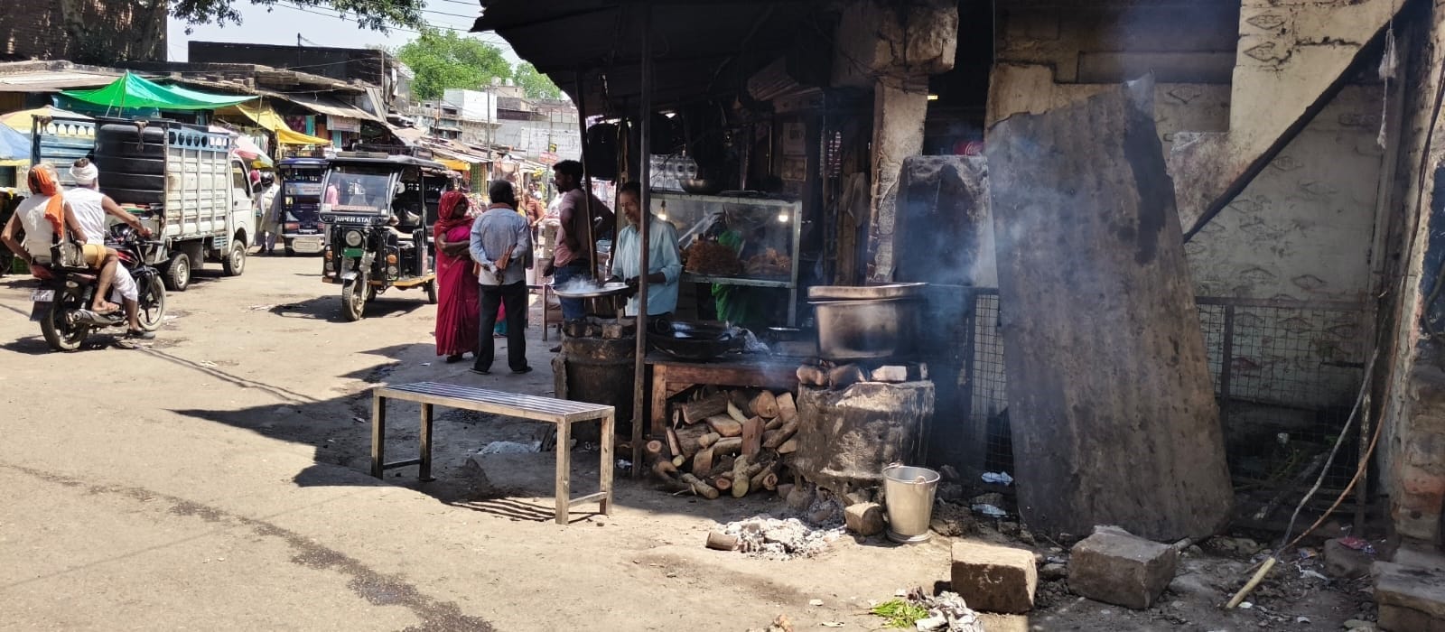 फोटो 07 सीकेटीपी-11- प्रयागराज रोड स्थित गैस एजेंसी में लोगों की भीड़। संवाद