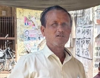 फोटो 07 सीकेटीपी-11- प्रयागराज रोड स्थित गैस एजेंसी में लोगों की भीड़। संवाद