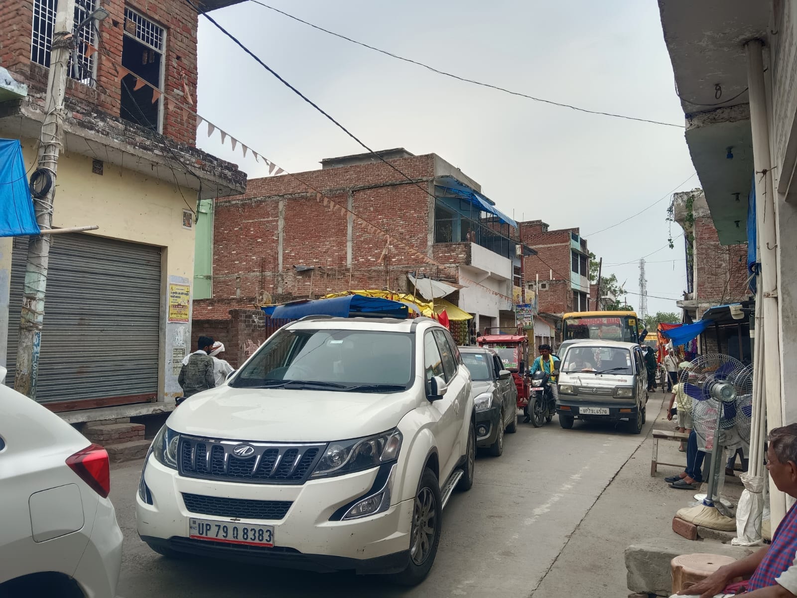 फोटो-15-ओचई लाइन की मरम्मत करते कर्मचारी ।संवाद