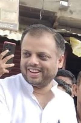 फोटो-20 नगला बसोला में विधायक के पति डॉ. अजीत गंगवार से बात करते एसडीएम कायमगंज अतुल कुमार व पी