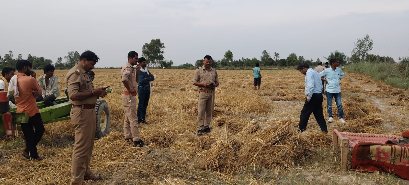 फोटो-20 नगला बसोला में विधायक के पति डॉ. अजीत गंगवार से बात करते एसडीएम कायमगंज अतुल कुमार व पी