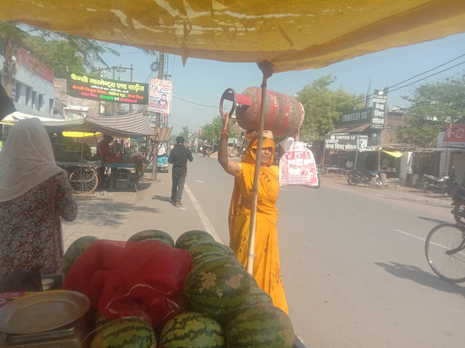 फोटो- 20 पुराने आरटीओ कार्यालय के पास सिलिंडर के लिए लगी लाइन। संवाद फोटो- 20 पुराने आरटीओ कार्यालय के पास सिलिंडर के लिए लगी लाइन। संवाद