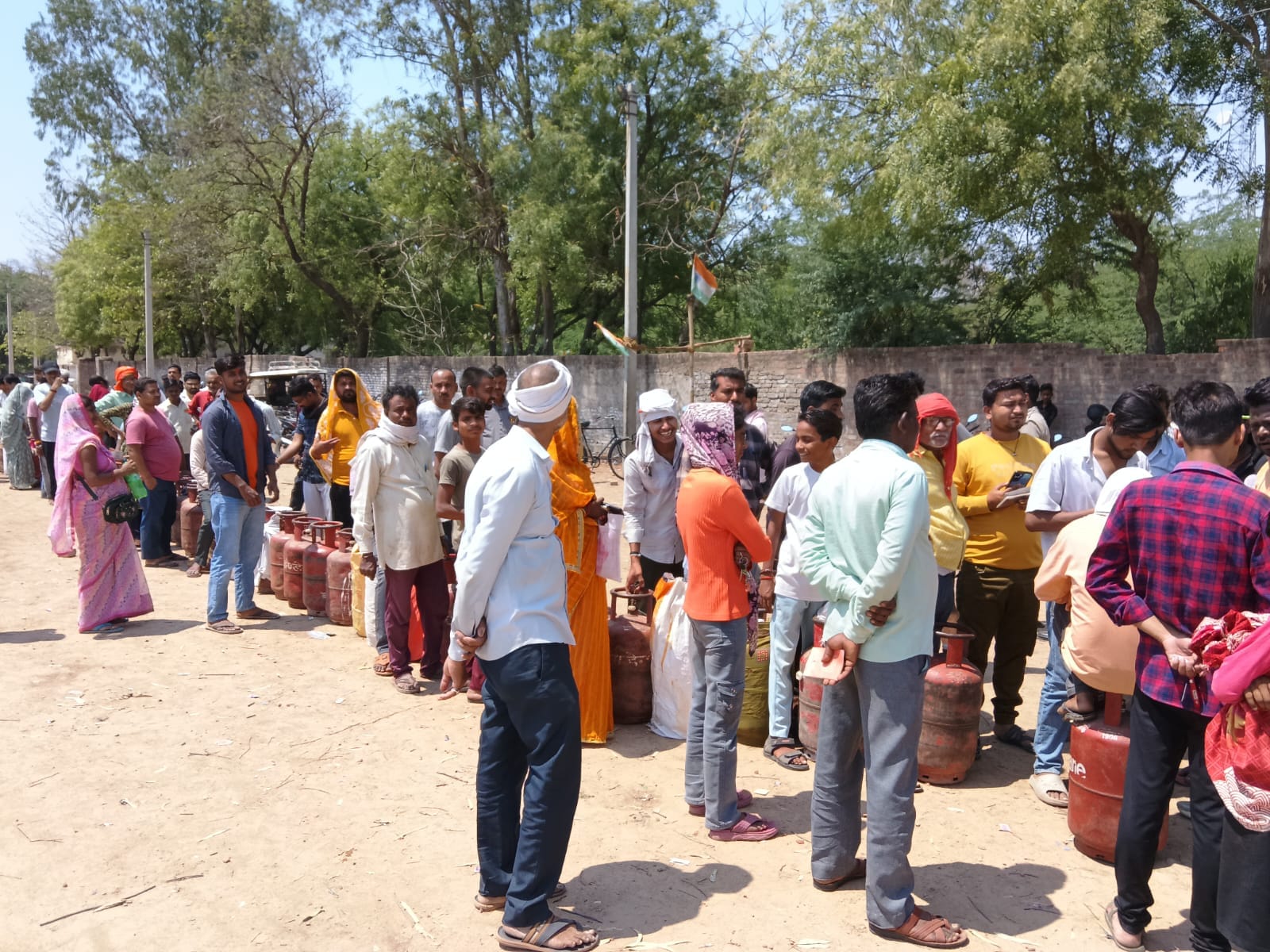 फोटो- 20 पुराने आरटीओ कार्यालय के पास सिलिंडर के लिए लगी लाइन। संवाद फोटो- 20 पुराने आरटीओ कार्यालय के पास सिलिंडर के लिए लगी लाइन। संवाद