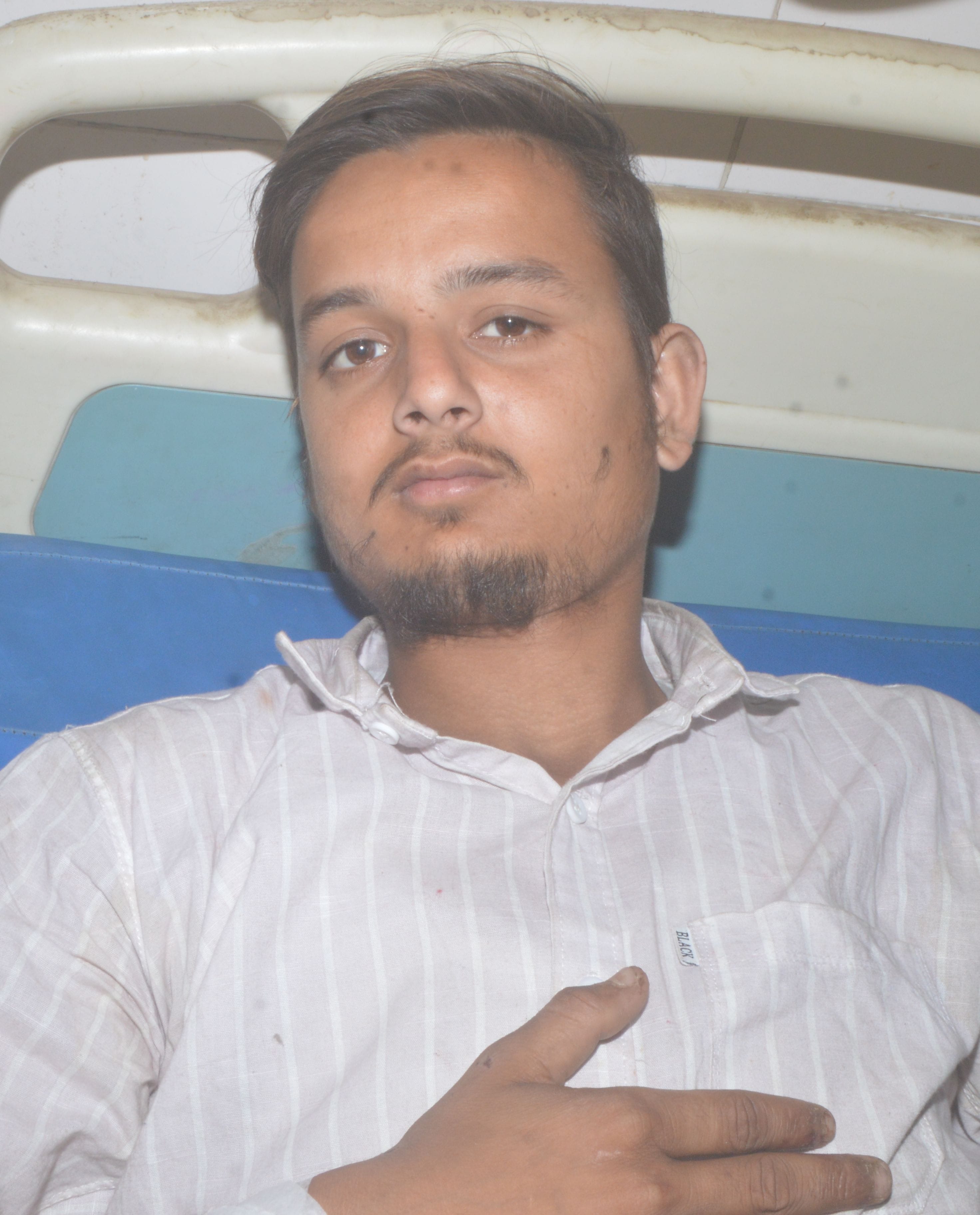 फोटो-28-घटना का खुलासा होने पर एसपी और पुलिस टीम को बुके देते लूट का शिकार हुए सर्वेश और गौरव। फोटो-28-घटना का खुलासा होने पर एसपी और पुलिस टीम को बुके देते लूट का शिकार हुए सर्वेश और गौरव।