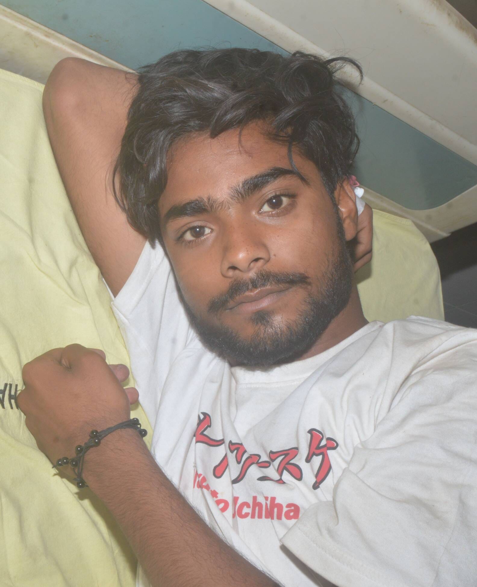 फोटो-28-घटना का खुलासा होने पर एसपी और पुलिस टीम को बुके देते लूट का शिकार हुए सर्वेश और गौरव। फोटो-28-घटना का खुलासा होने पर एसपी और पुलिस टीम को बुके देते लूट का शिकार हुए सर्वेश और गौरव।