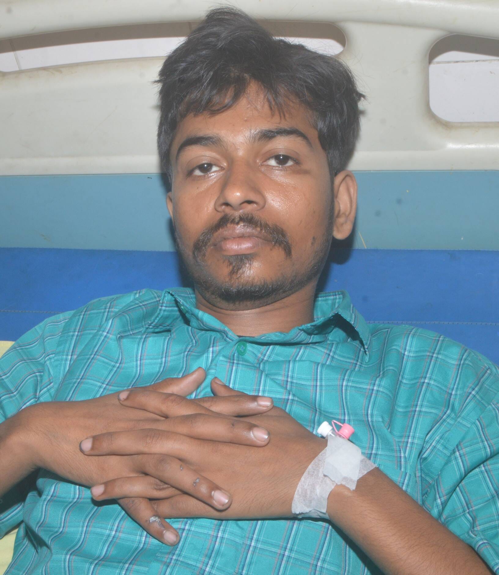 फोटो-28-घटना का खुलासा होने पर एसपी और पुलिस टीम को बुके देते लूट का शिकार हुए सर्वेश और गौरव। फोटो-28-घटना का खुलासा होने पर एसपी और पुलिस टीम को बुके देते लूट का शिकार हुए सर्वेश और गौरव।