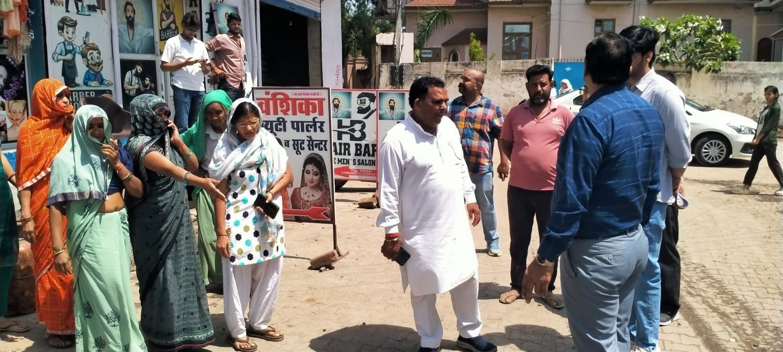 फोटो संख्या:71- वार्ड नंबर 11 में  विकास कार्याें का निरीक्षण करते जिला नगर आयुक्त रणबीर सिंह 