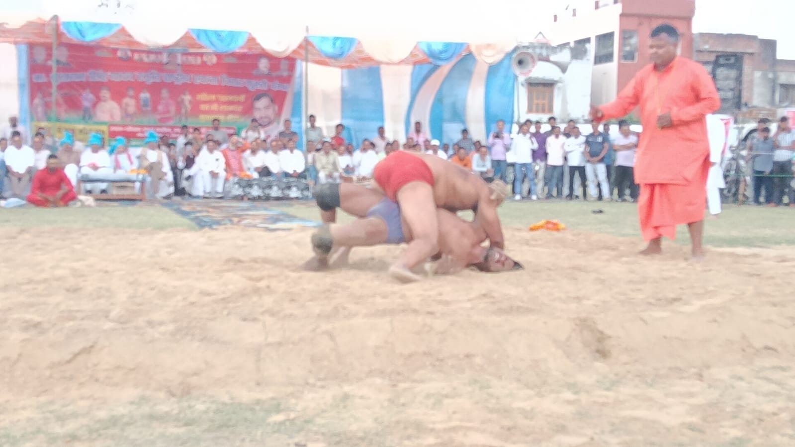 गोला के स्टेडियम में राष्ट्रीय एकता दंगल की पहली कुश्ती की शुरुआत कराते सांसद उत्कर्ष वर्मा। सं