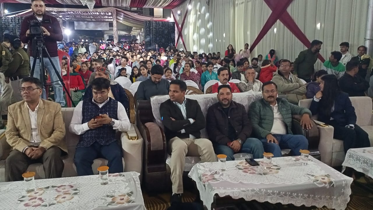 ग्रीष्मोत्सव घुमारवीं की दूसरी सांस्कृतिकम में  प्रसिद्ध पहाड़ी लोक गायक इशांत भारद्वाज  प्रस्त