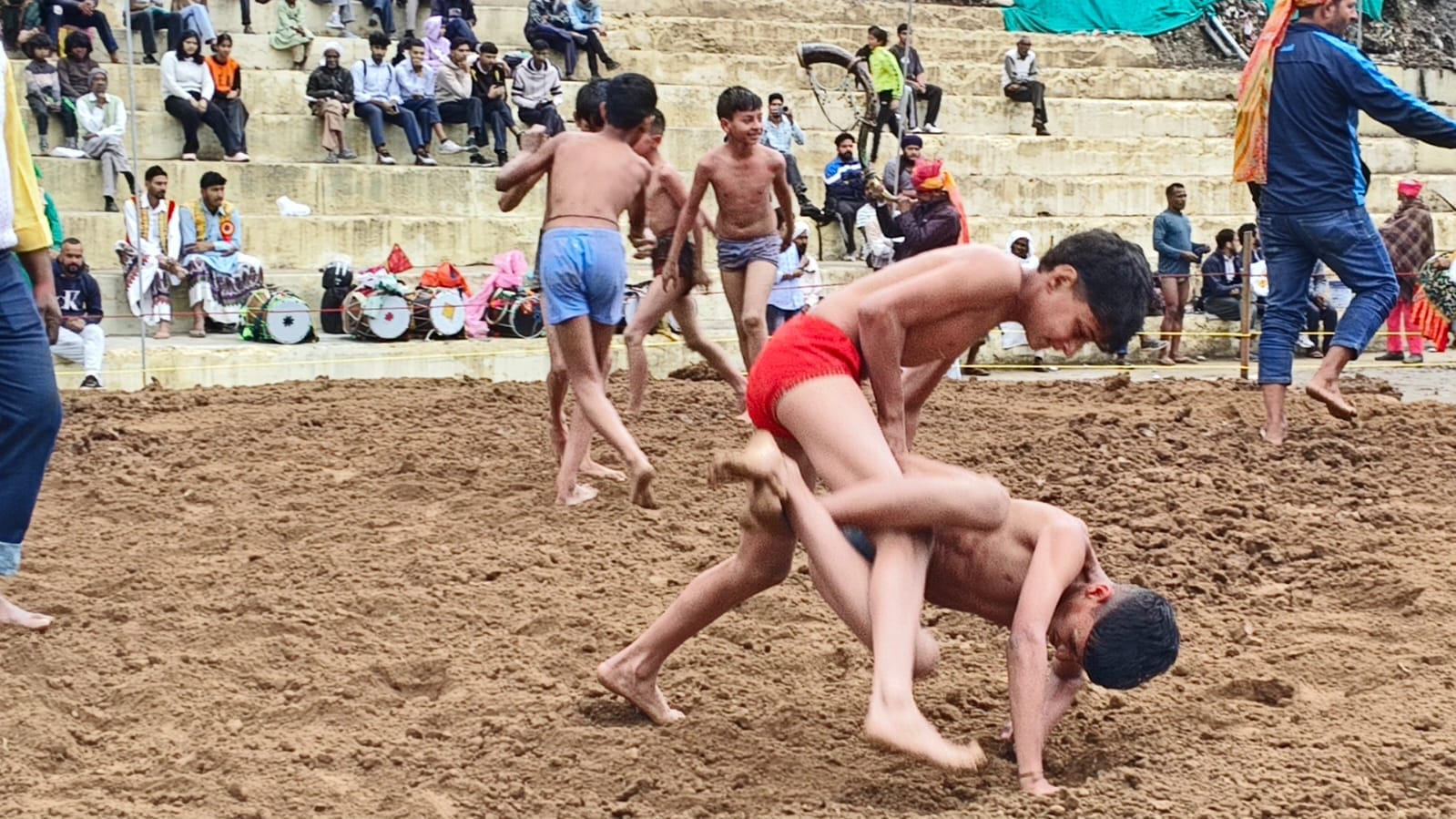 ग्रीष्मोत्सव घुमारवीं में कुश्ती प्रतियोगिता का शुभारंभ करते एसपी संदीप धवल व अन्य अधिकारी। स्र