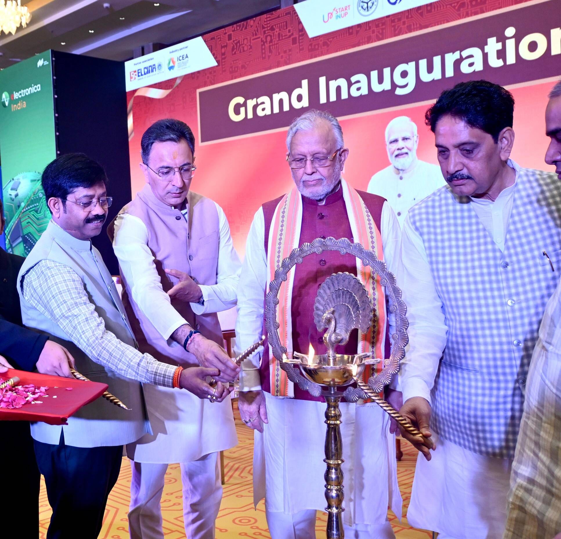 ग्रेटर नोएडा के नालेज पार्क स्थित इंडिया एक्सपो सेंटर एंड मार्ट में इलेक्ट्रॉनिका एंड प्रोडक्ट्