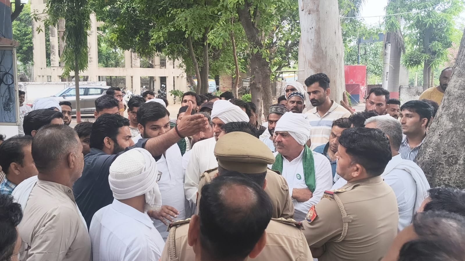 गढ़ीपुख्ता थाने में धरने पर बैठे भाकियू कार्यकर्ता । संवाद गढ़ीपुख्ता थाने में धरने पर बैठे भाकियू कार्यकर्ता । संवाद
