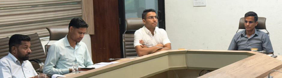 हांसी रोड के भगवाड़िया गैस एजेंसी गोदाम के बाहर गैस सिलिंडर लेने के लिए बैठे उपभोक्ता। संवाद हांसी रोड के भगवाड़िया गैस एजेंसी गोदाम के बाहर गैस सिलिंडर लेने के लिए बैठे उपभोक्ता। संवाद