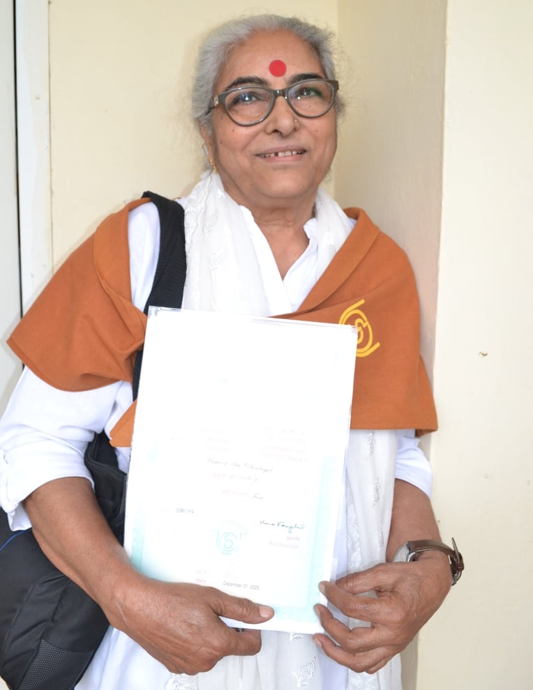इग्नू के दीक्षांत समारोह में मुख्यअतिथि को सम्मानित करते डायरेक्टर धर्मपाल। संवाद इग्नू के दीक्षांत समारोह में मुख्यअतिथि को सम्मानित करते डायरेक्टर धर्मपाल। संवाद