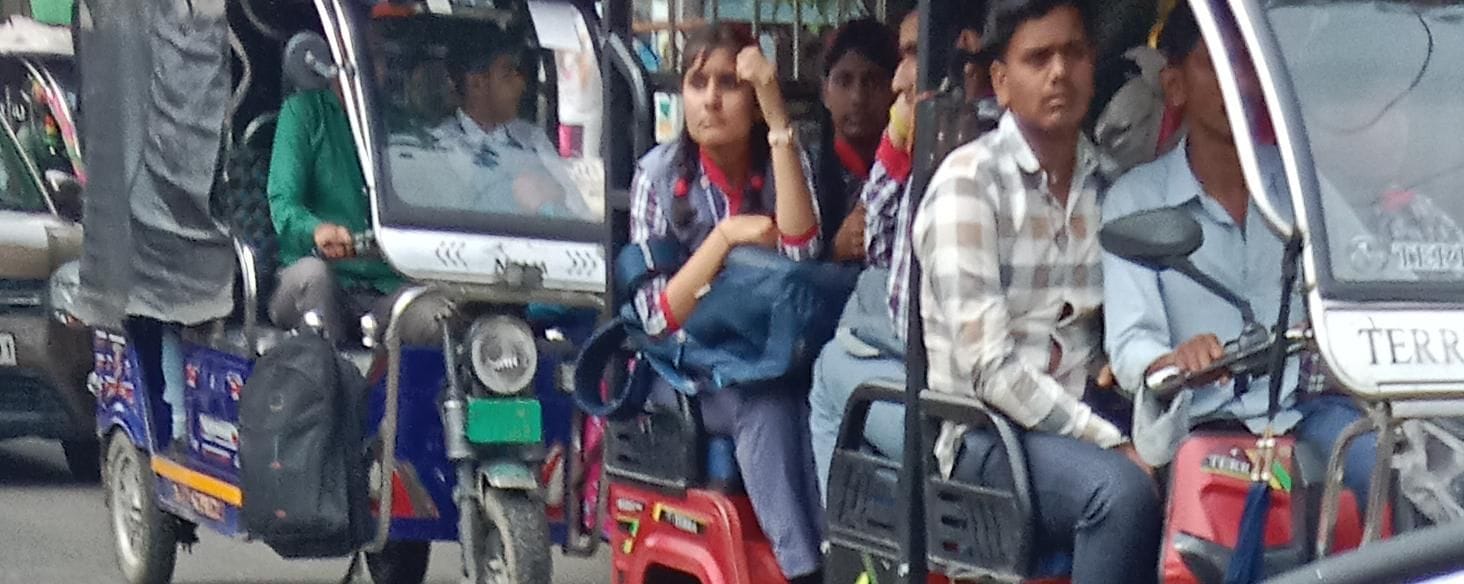 ई-रिक्शा से जाते स्कूली बच्चे। संवाद