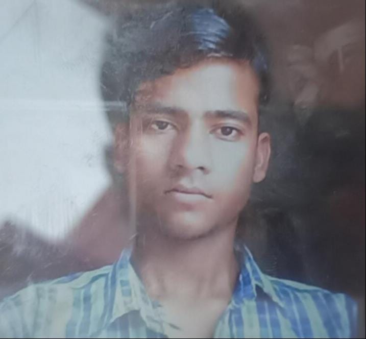 इकौना सीएचसी में मौजूद परिजन व पुलिसकर्मी।-