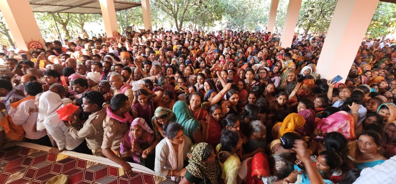 जगतानंद आश्रम में उपस्थित स्वामी अड़गड़ानंद महराज।-संवाद।