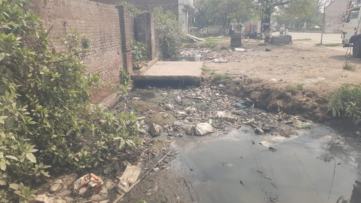 जगाधरी बर्तन बाजार में गंदगी व गाद से अटा नाला। संवाद जगाधरी बर्तन बाजार में गंदगी व गाद से अटा नाला। संवाद