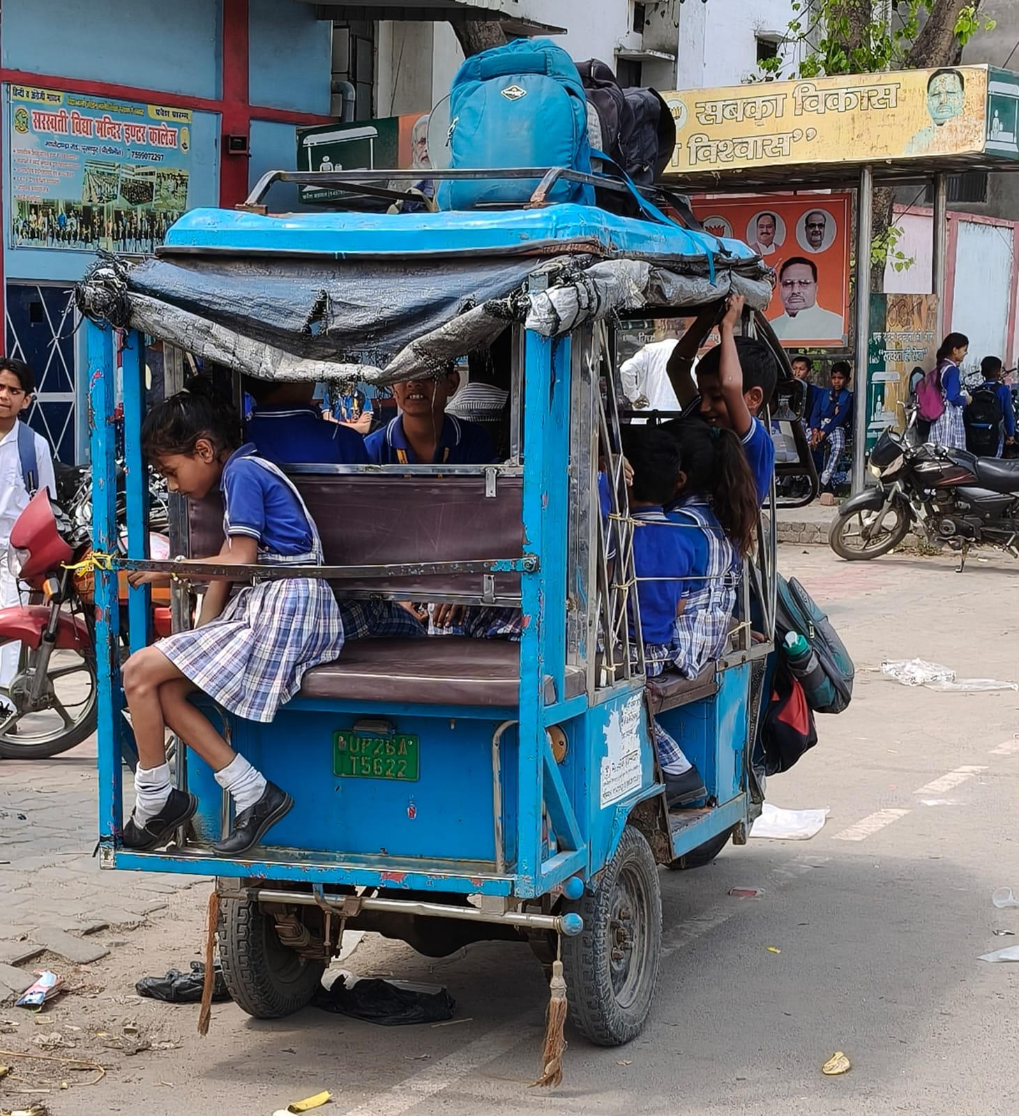 जहानाबाद क्षेत्र के एक निजी स्कूल के वाहन में बैठाए गए क्षमता से अधिक बच्चे संवाद