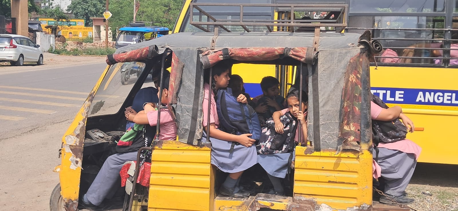 जहानाबाद क्षेत्र के एक निजी स्कूल के वाहन में बैठाए गए क्षमता से अधिक बच्चे संवाद