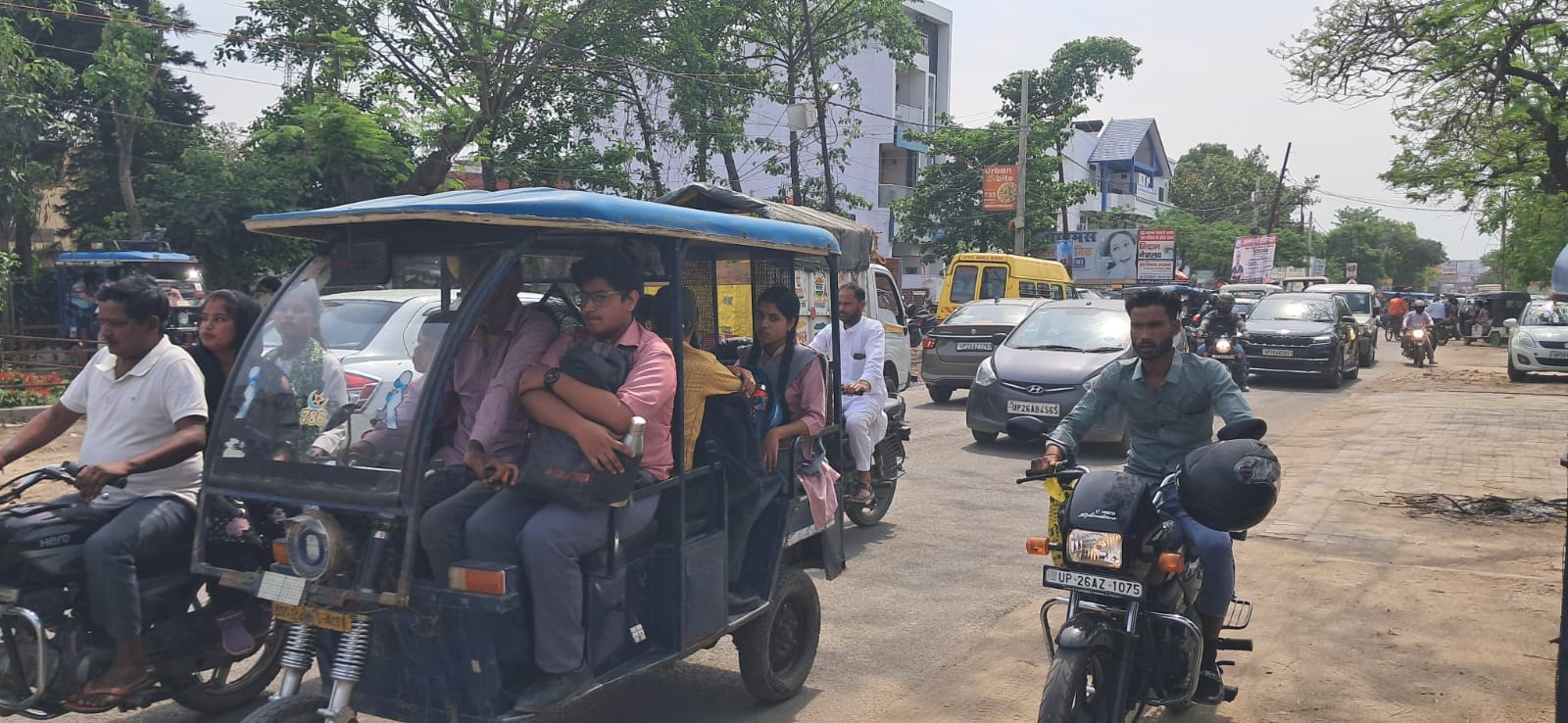 जहानाबाद क्षेत्र के एक निजी स्कूल के वाहन में बैठाए गए क्षमता से अधिक बच्चे संवाद
