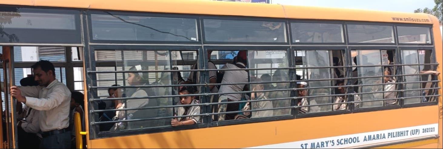जहानाबाद क्षेत्र के एक निजी स्कूल के वाहन में बैठाए गए क्षमता से अधिक बच्चे संवाद