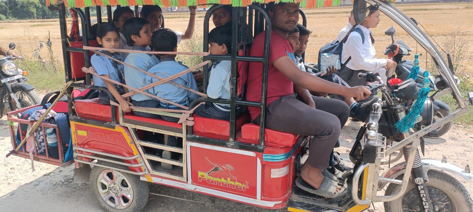 जहानाबाद क्षेत्र के एक निजी स्कूल के वाहन में बैठाए गए क्षमता से अधिक बच्चे संवाद