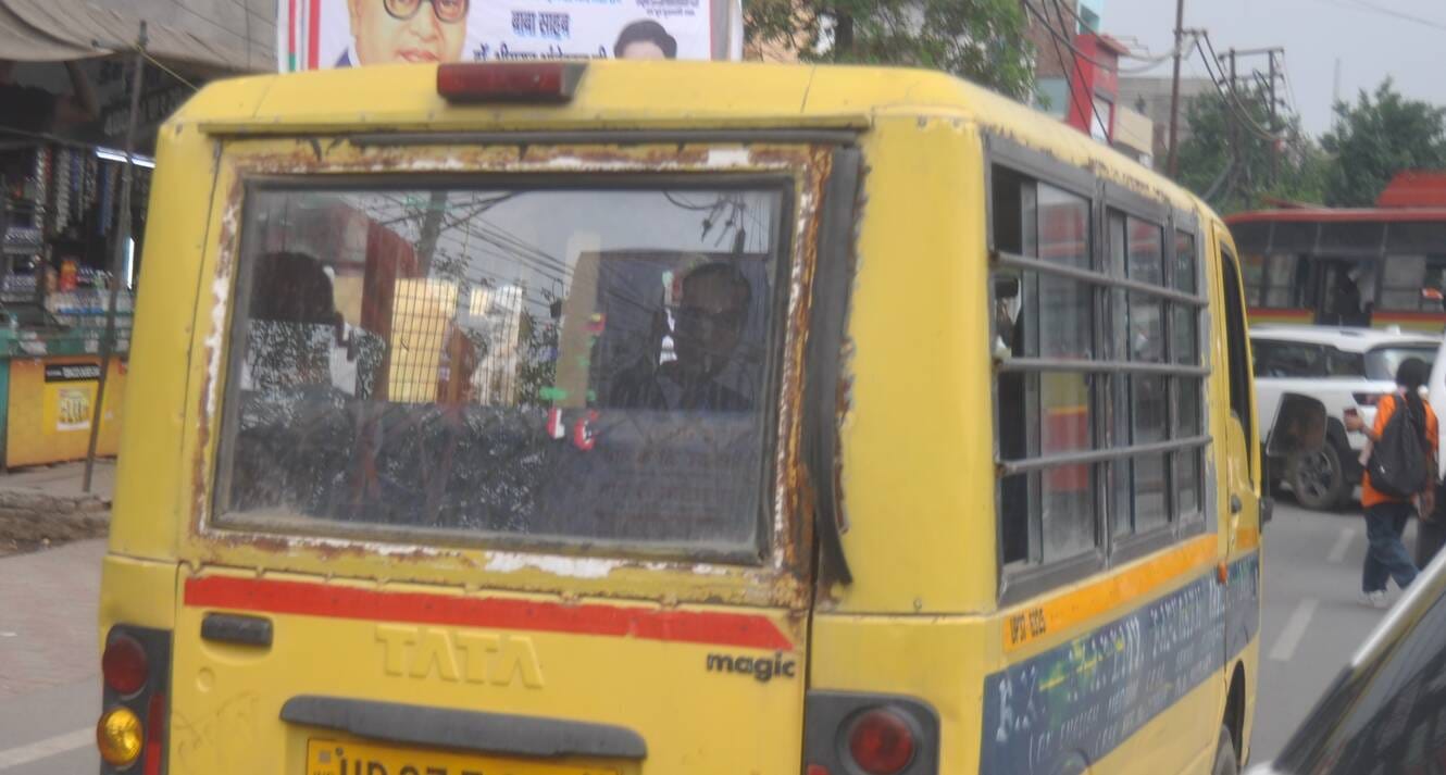 खटारा स्कूल बस के अंदर से मीटर हुआ गायब। संवाद