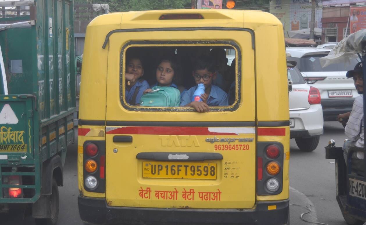 खटारा स्कूल बस के अंदर से मीटर हुआ गायब। संवाद