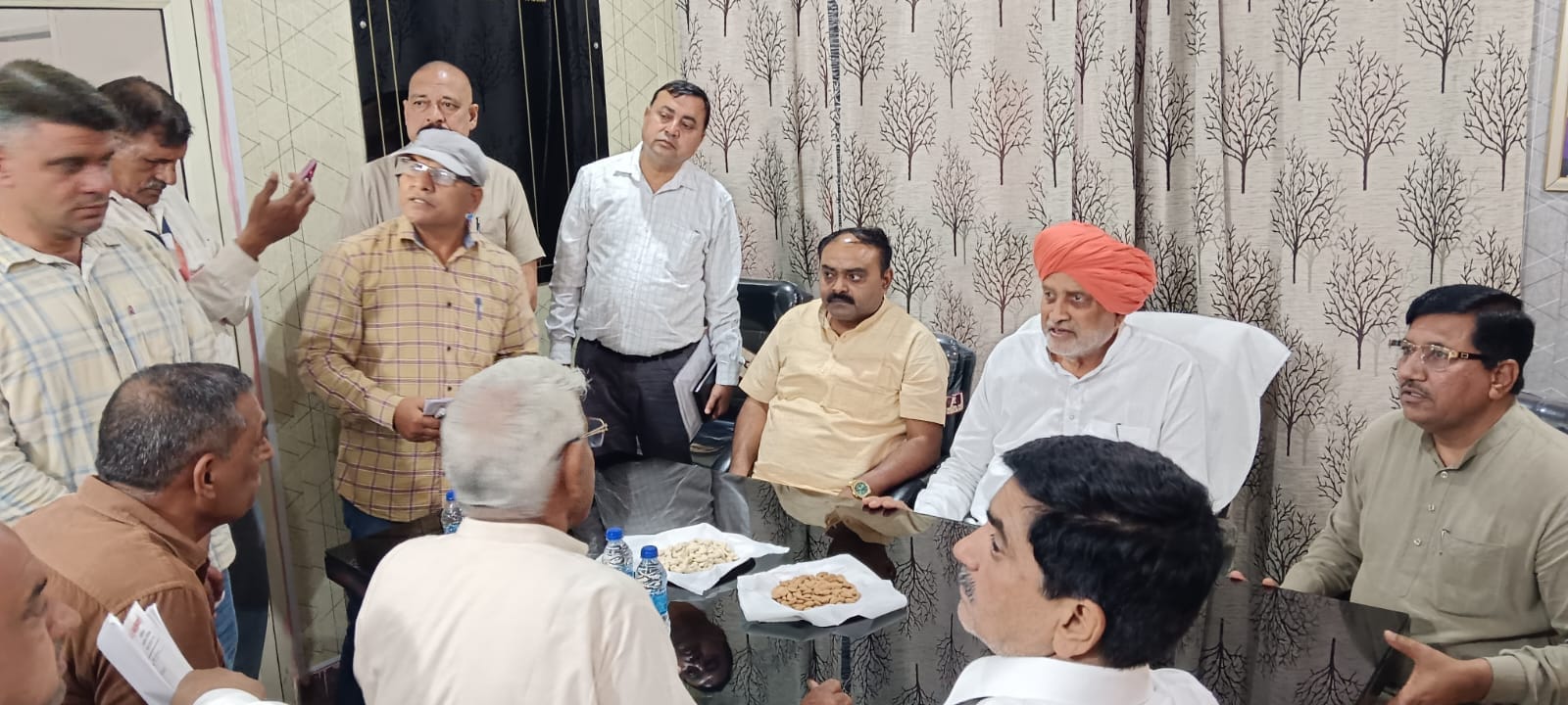 मंडी में किसानों और आढ़तियों की समस्या सुनते मंत्री श्याम सिंह राणा।