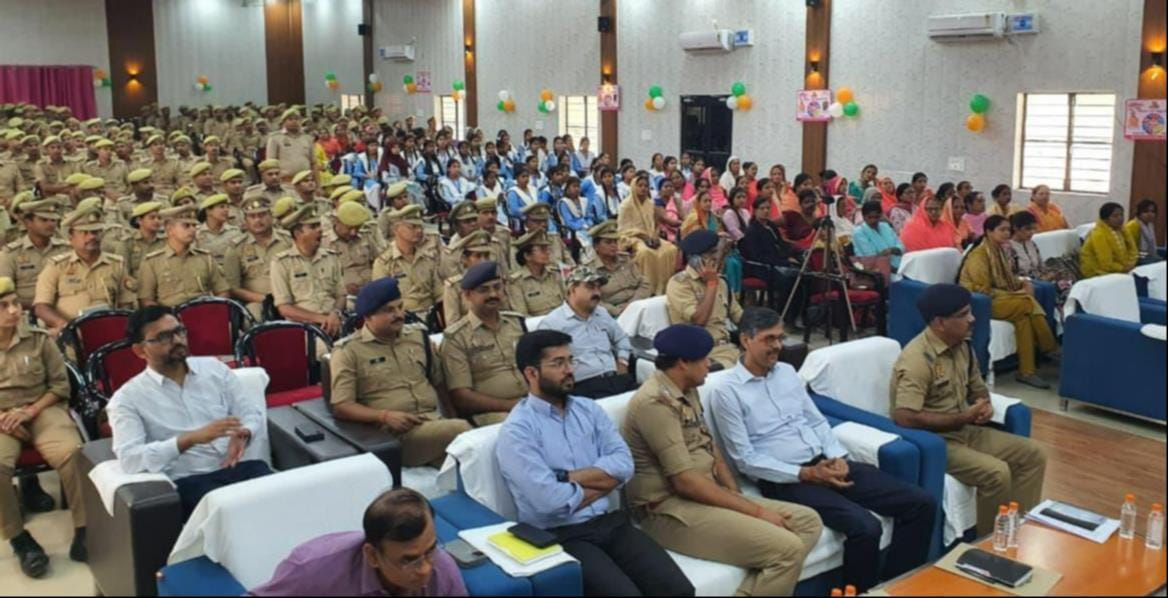 महिला आरक्षी को प्रशस्ति पत्र प्रदान करते डीएम व एसपी।- 